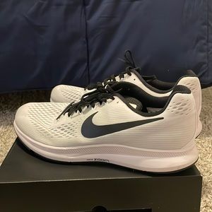 NEW Nike Zoom Pegasus Mens size 12. White and black